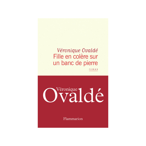 Fille en colère sur un banc de pierre